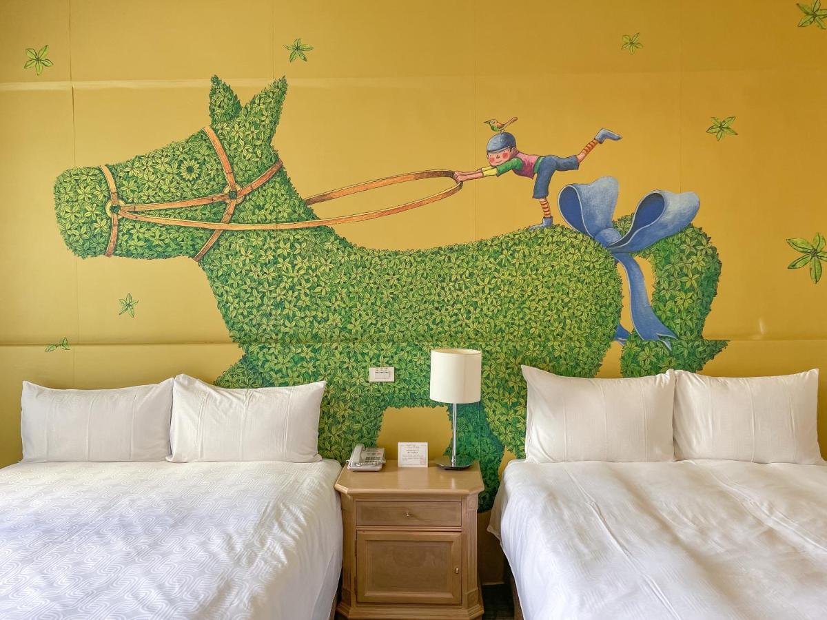 Chateau De Chine Hotel Hualien Bagian luar foto A room at the Wizard of Oz Hotel