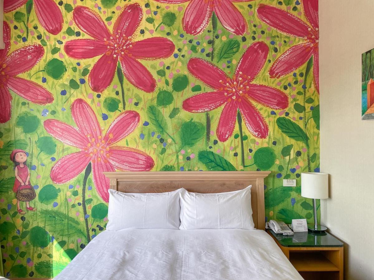 Chateau De Chine Hotel Hualien Bagian luar foto Mural in a hotel room