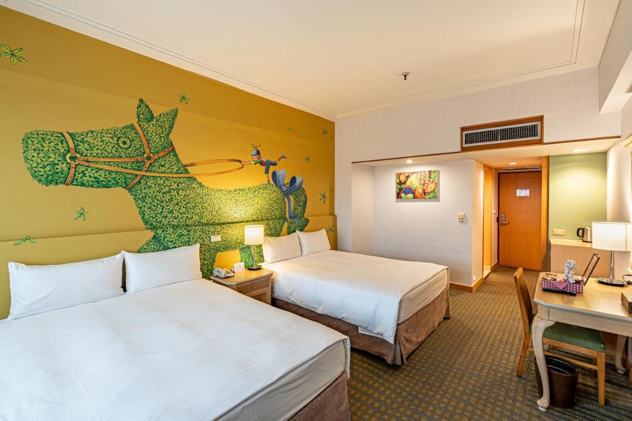 Chateau De Chine Hotel Hualien Bagian luar foto A room at the hotel