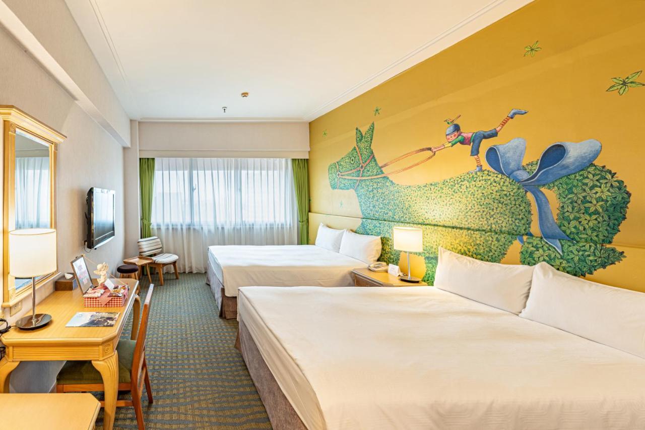 Chateau De Chine Hotel Hualien Bagian luar foto A room at the hotel