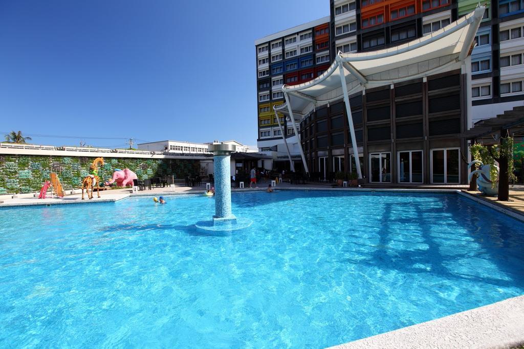 Chateau De Chine Hotel Hualien Bagian luar foto The swimming pool at the complex