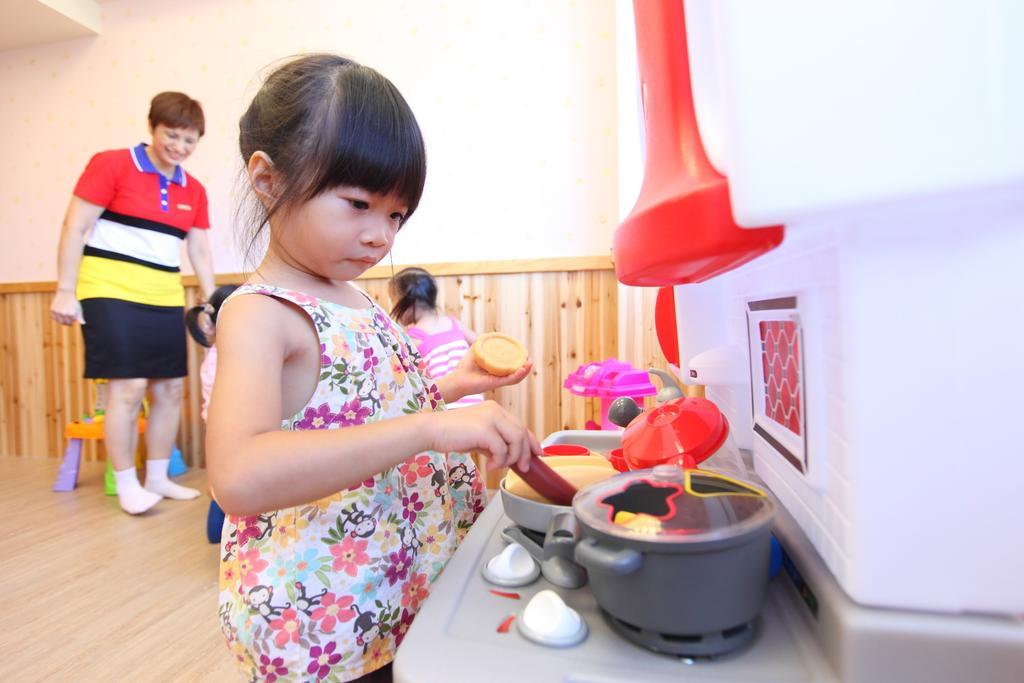 Chateau De Chine Hotel Hualien Bagian luar foto Child playing with toys
