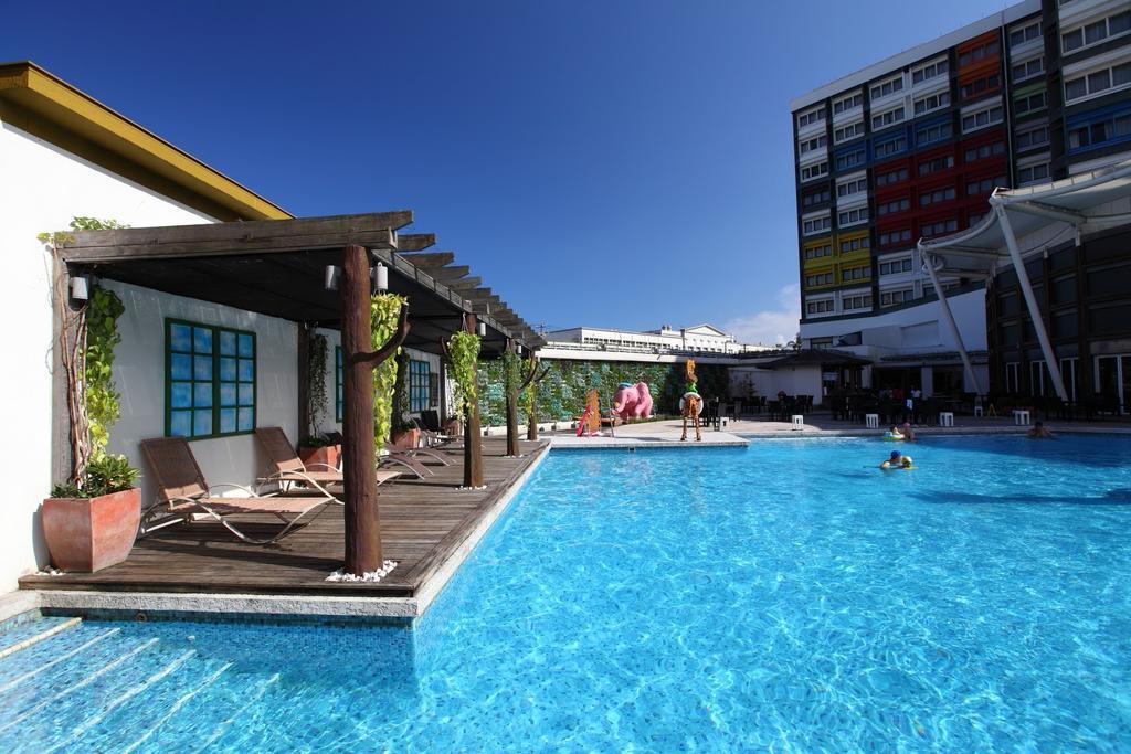 Chateau De Chine Hotel Hualien Bagian luar foto The swimming pool at the hotel