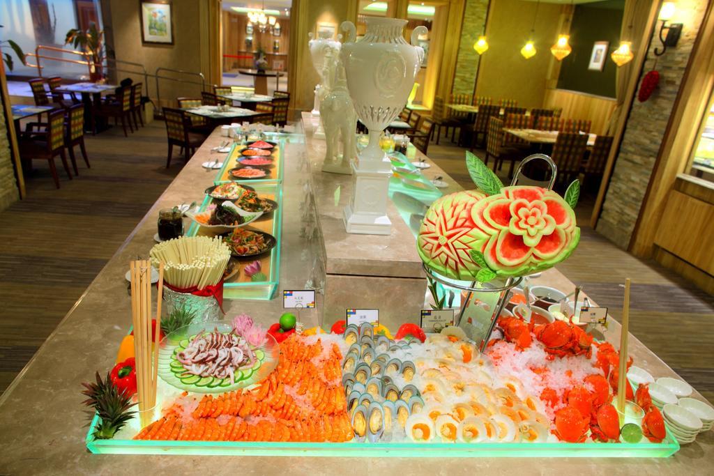 Chateau De Chine Hotel Hualien Bagian luar foto A sushi bar in a hotel