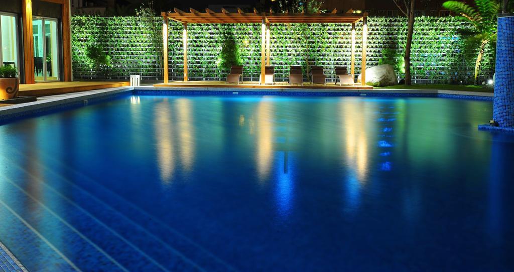 Chateau De Chine Hotel Hualien Bagian luar foto A swimming pool at night