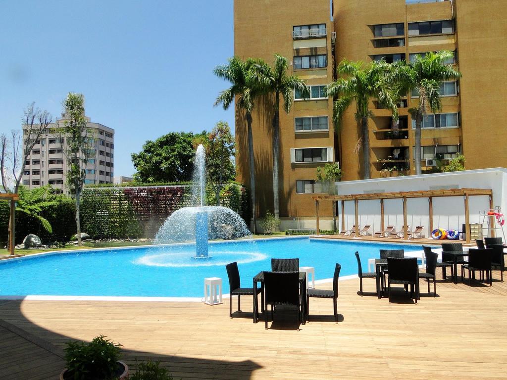 Chateau De Chine Hotel Hualien Bagian luar foto Swimming pool at the hotel