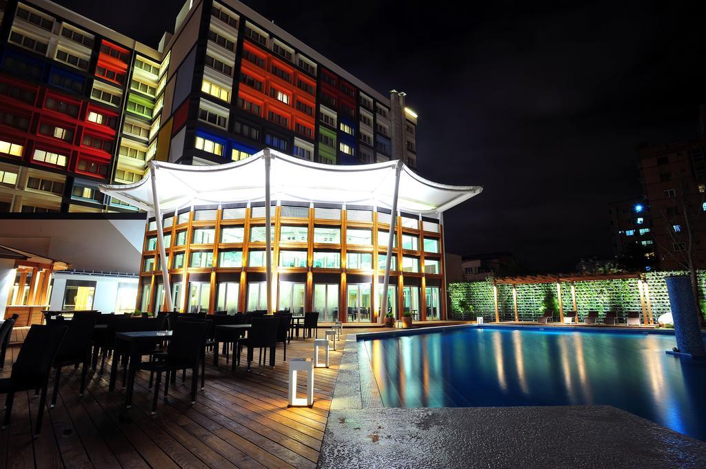 Chateau De Chine Hotel Hualien Bagian luar foto The swimming pool at the hotel