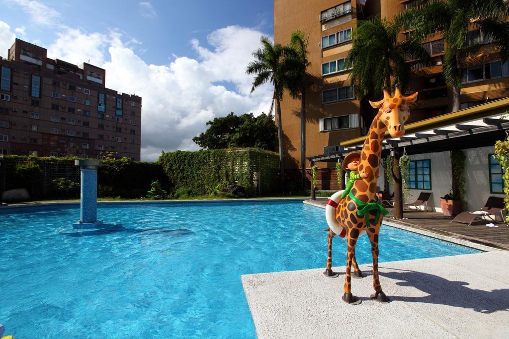 Chateau De Chine Hotel Hualien Bagian luar foto Swimming pool at the hotel