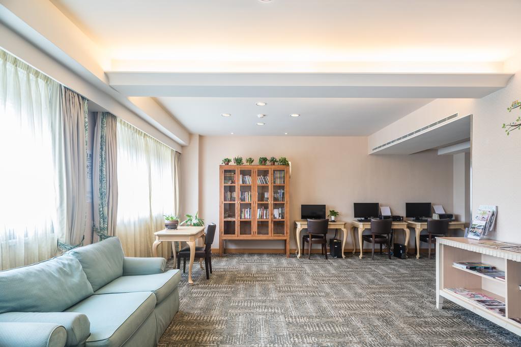 Chateau De Chine Hotel Hualien Bagian luar foto Library