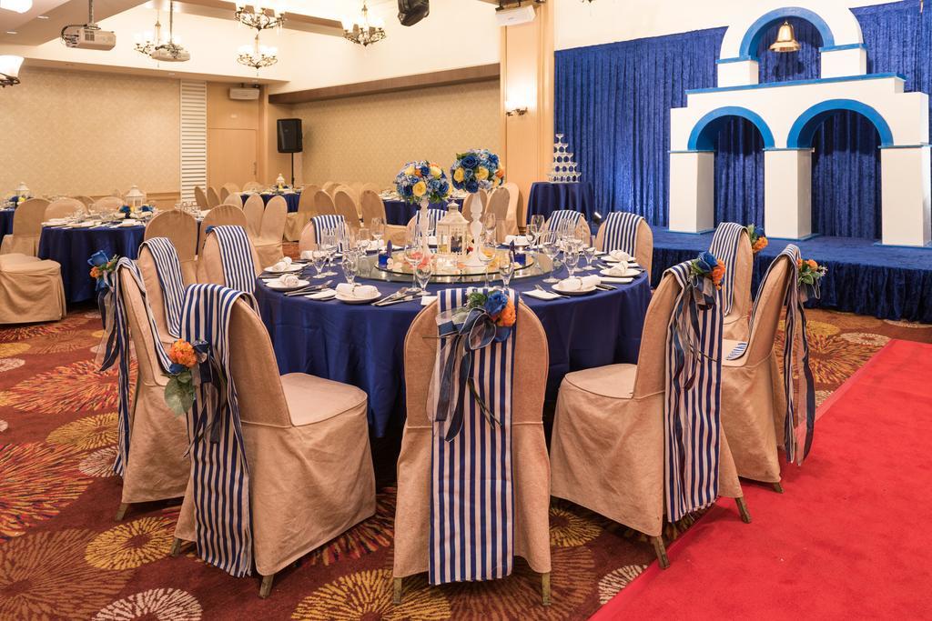 Chateau De Chine Hotel Hualien Bagian luar foto A wedding reception at the Royal Garden Grove
