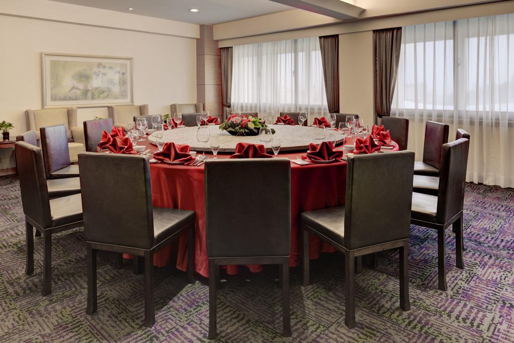 Chateau De Chine Hotel Hualien Bagian luar foto A round table with chairs