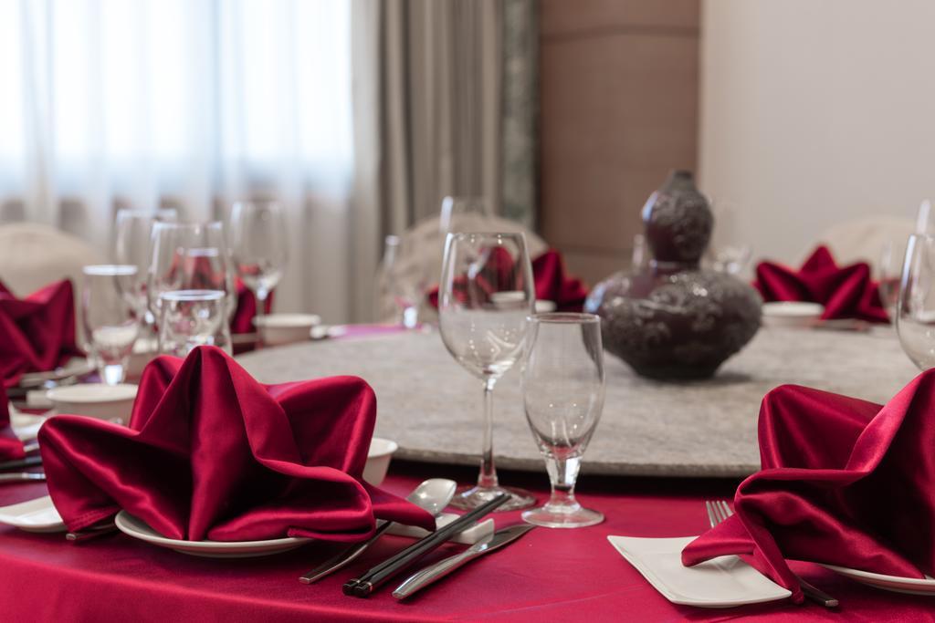 Chateau De Chine Hotel Hualien Bagian luar foto A table set for a meal