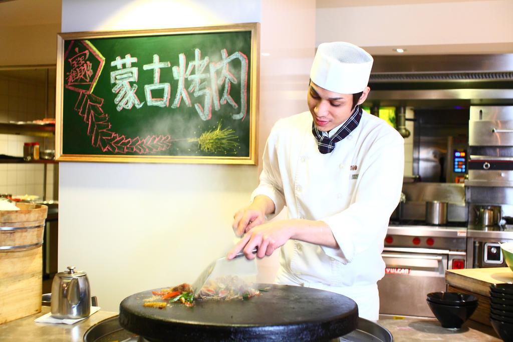 Chateau De Chine Hotel Hualien Bagian luar foto A Chinese chef cooking with a wok