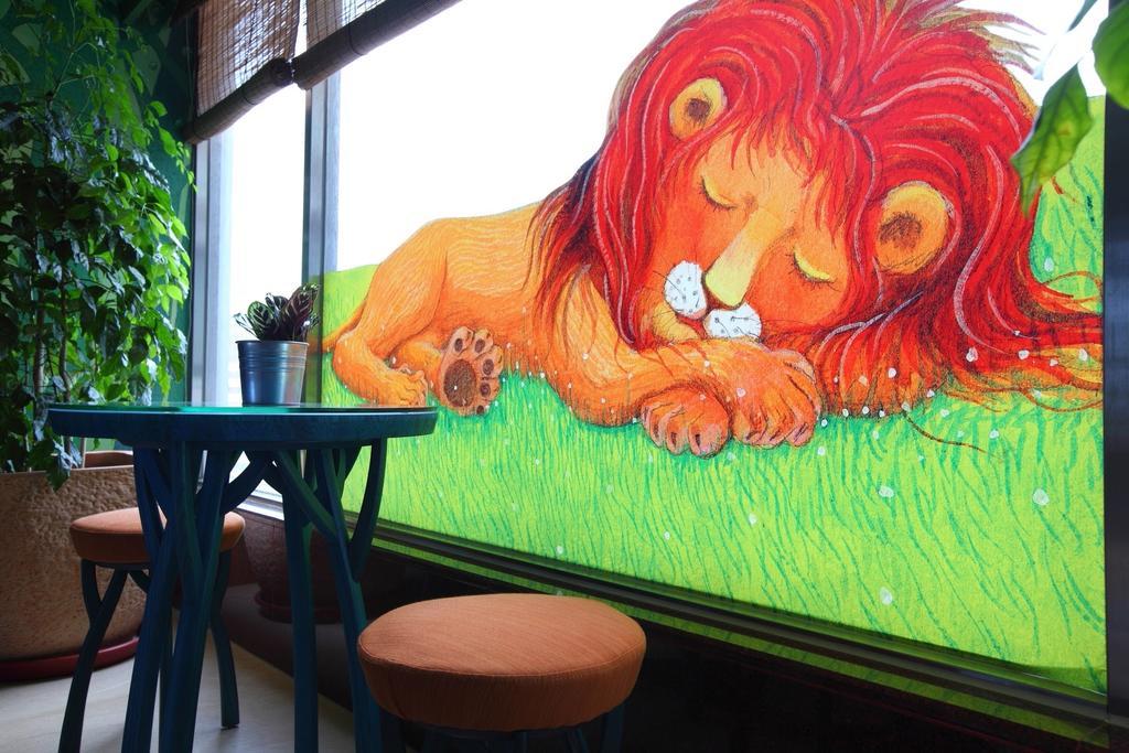 Chateau De Chine Hotel Hualien Bagian luar foto The Lion King mural at the Lion King Cafe