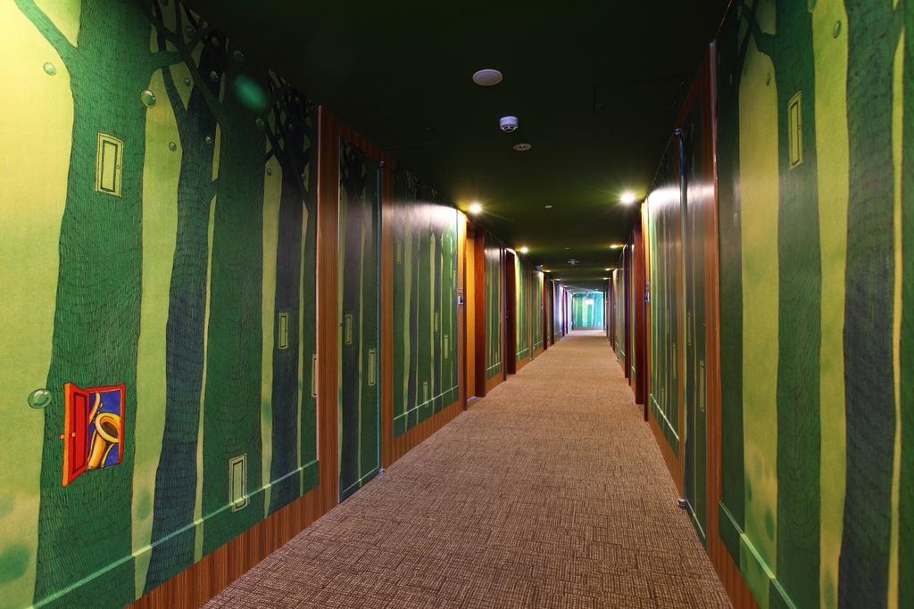 Chateau De Chine Hotel Hualien Bagian luar foto A corridor