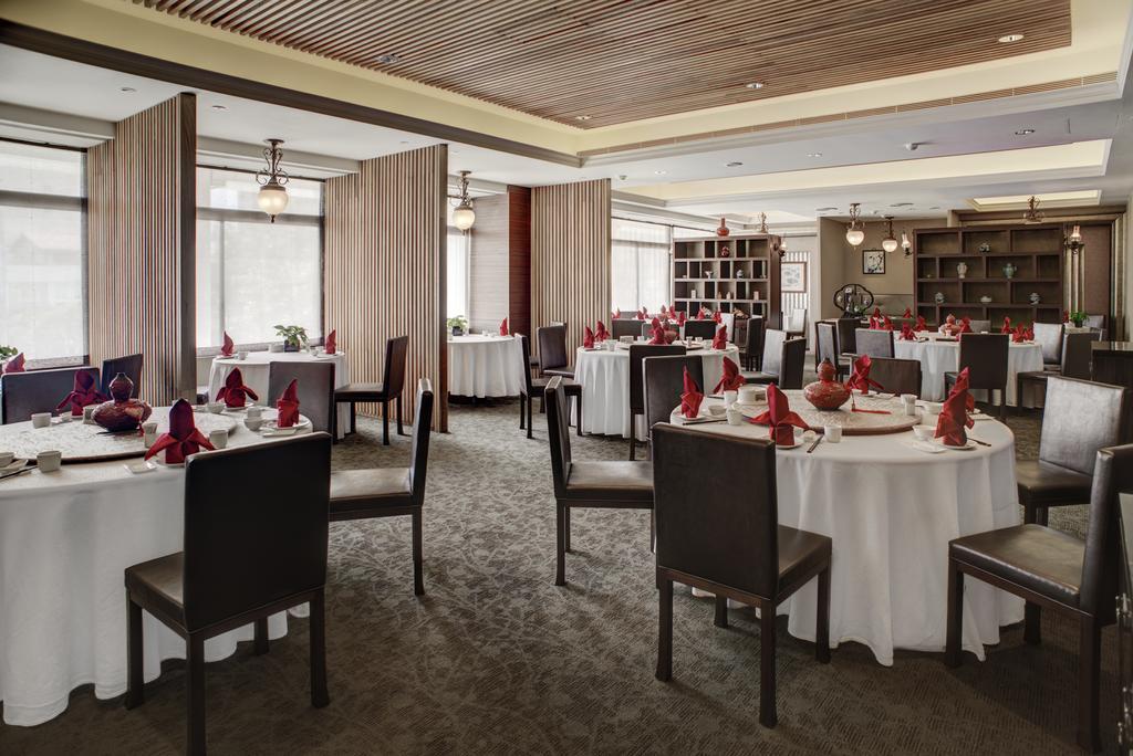 Chateau De Chine Hotel Hualien Bagian luar foto The interior of the restaurant