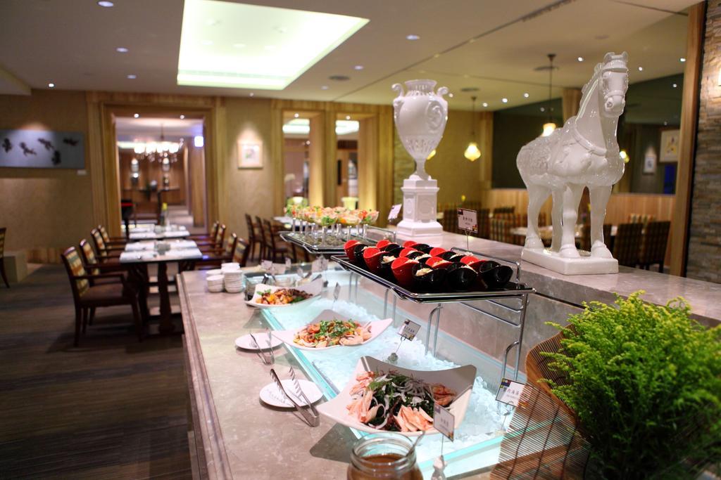 Chateau De Chine Hotel Hualien Bagian luar foto A buffet at a hotel