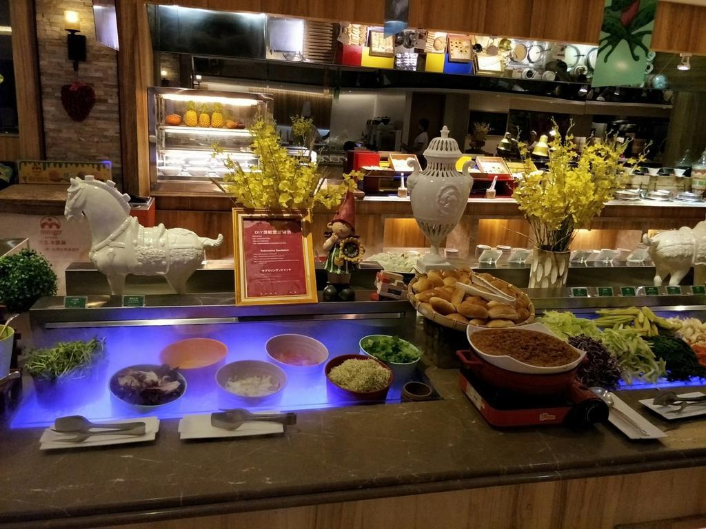 Chateau De Chine Hotel Hualien Bagian luar foto A salad bar