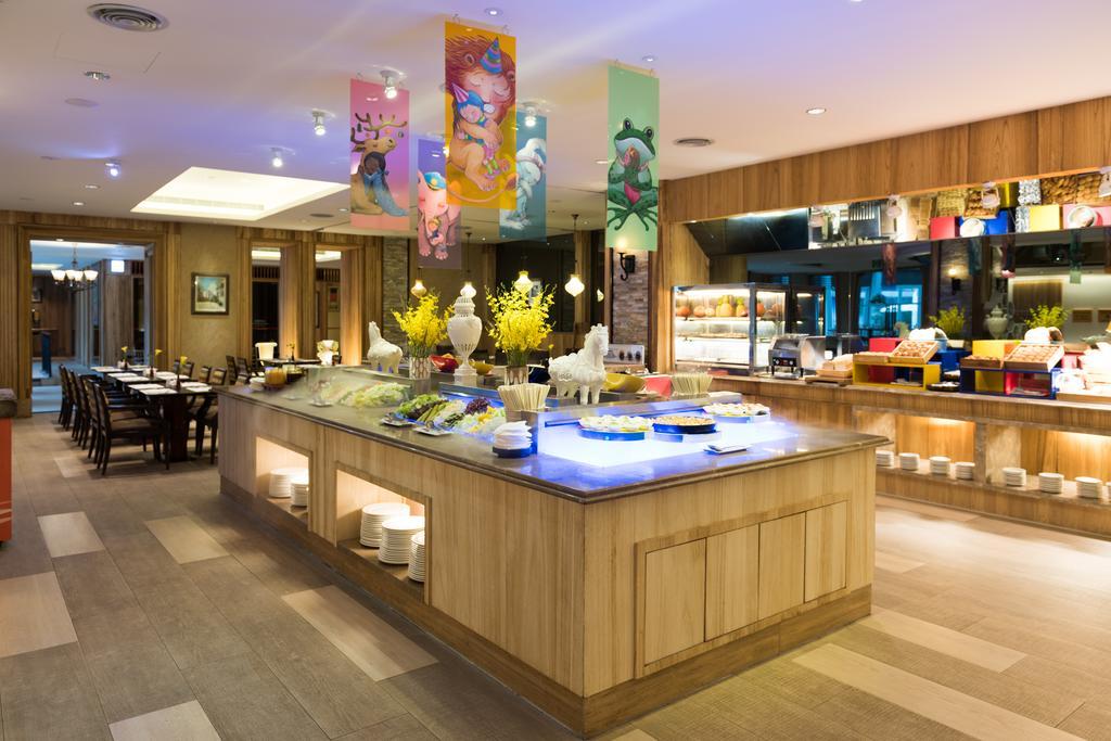 Chateau De Chine Hotel Hualien Bagian luar foto The buffet at the hotel