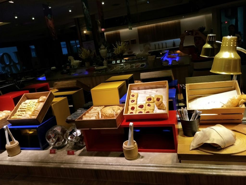 Chateau De Chine Hotel Hualien Bagian luar foto A selection of dim sum at the buffet at the Shangri-La Hotel, Kuala Lumpur