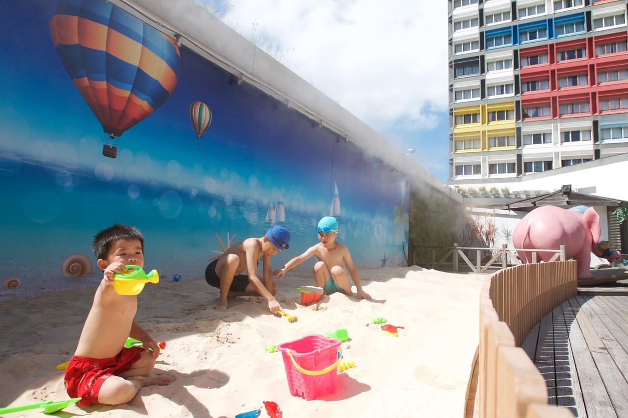 Chateau De Chine Hotel Hualien Bagian luar foto Children playing in the sand at the beach